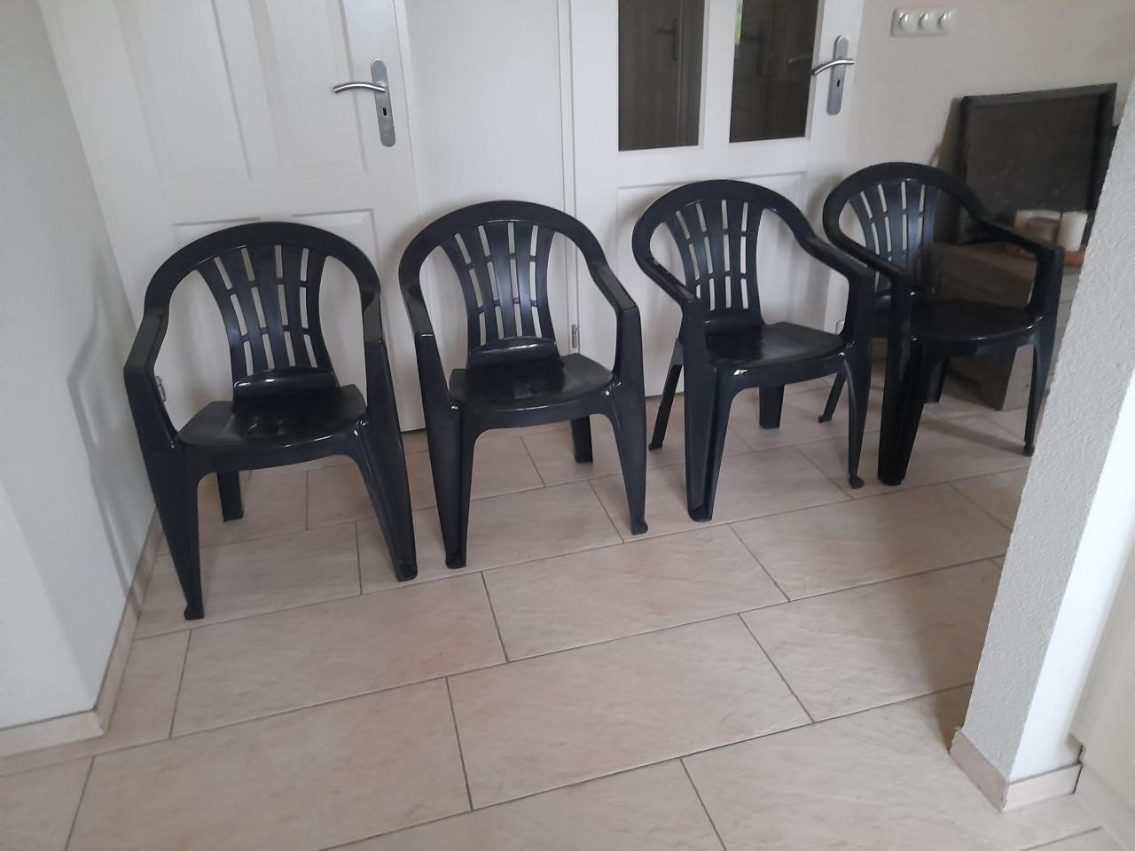 4 x stapelbare tuinstoelen ( in goede nette staat )