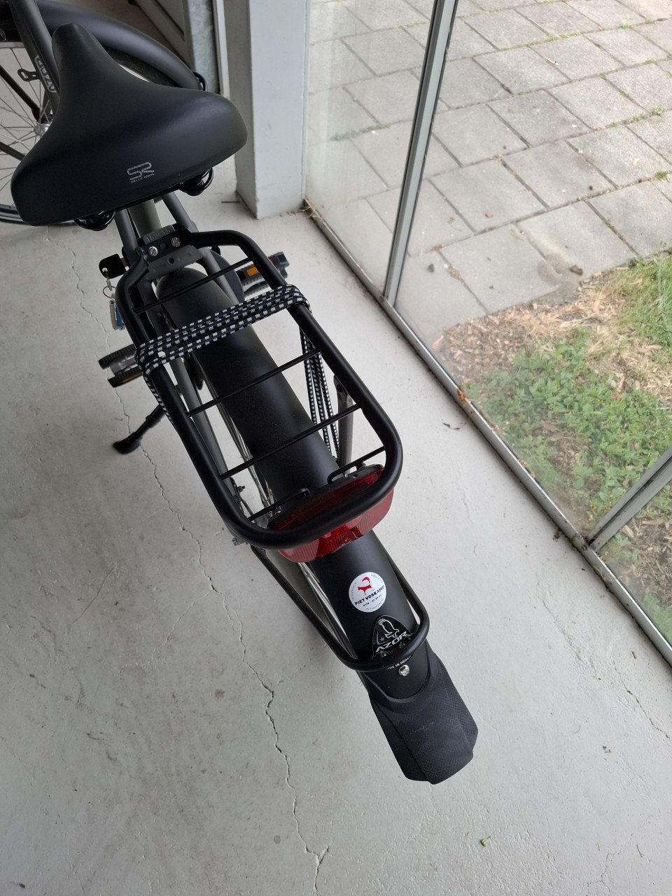 Azor stalen oma fiets