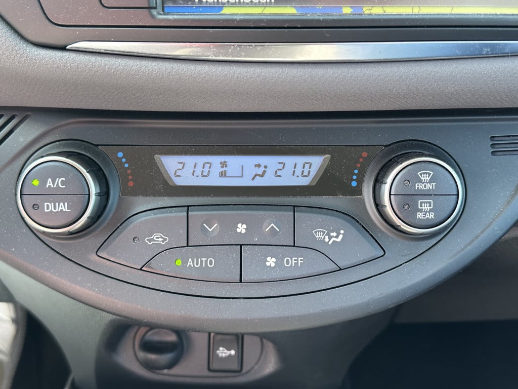 Toyota Yaris 1.5 hybrid lease i camera i automaat i airco l navigatie i zee