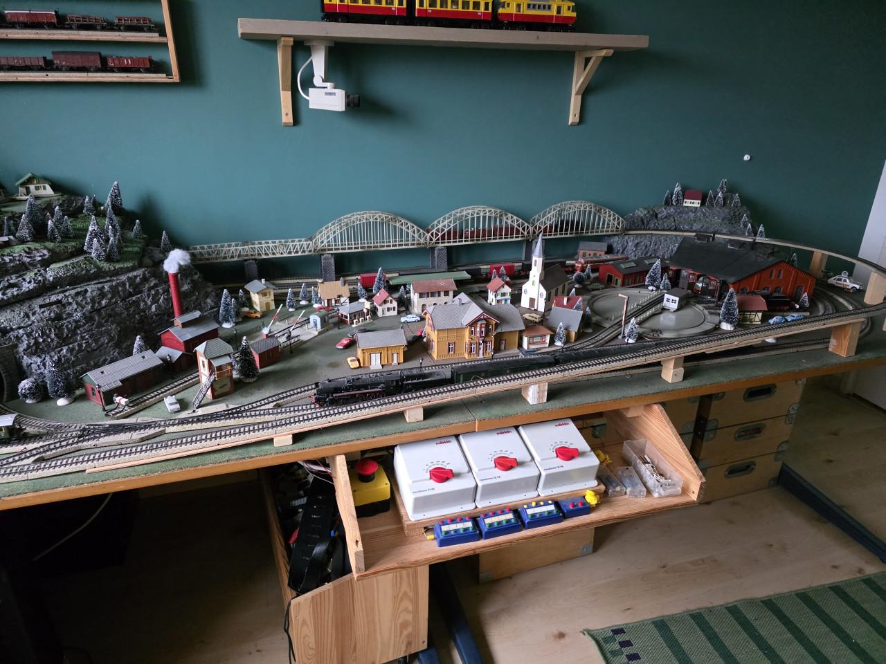 Treinentafel met berg