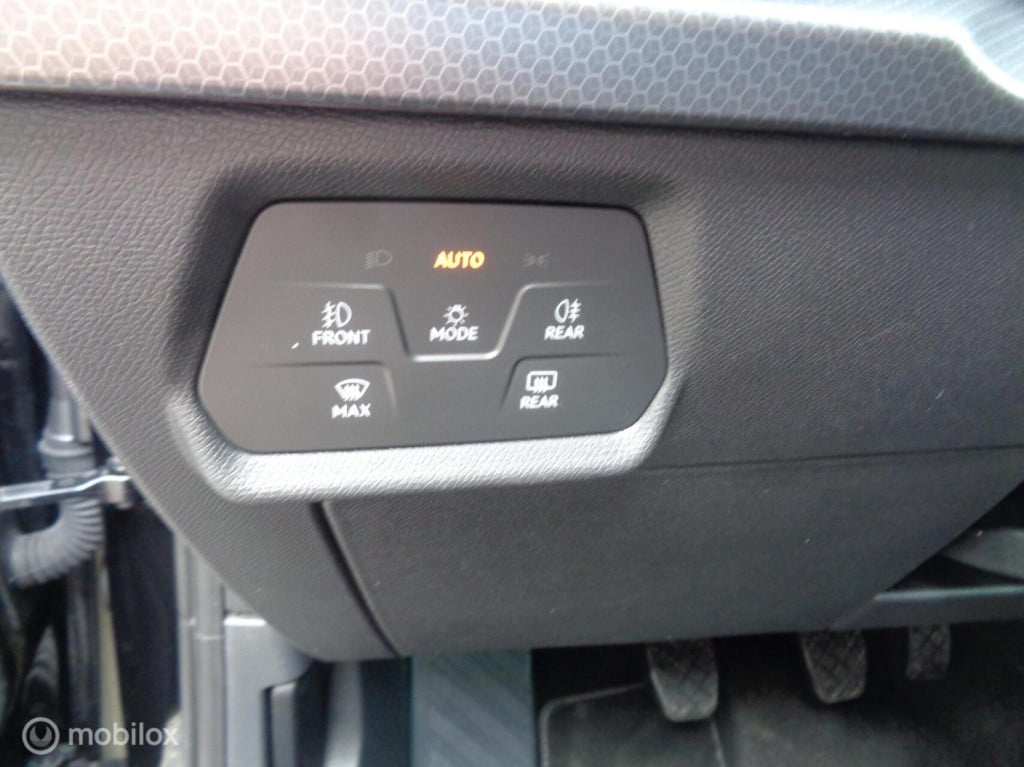 Seat Leon Sportstourer 1.5 tsi style business/airco/lm velgen/carplay/pdc/c