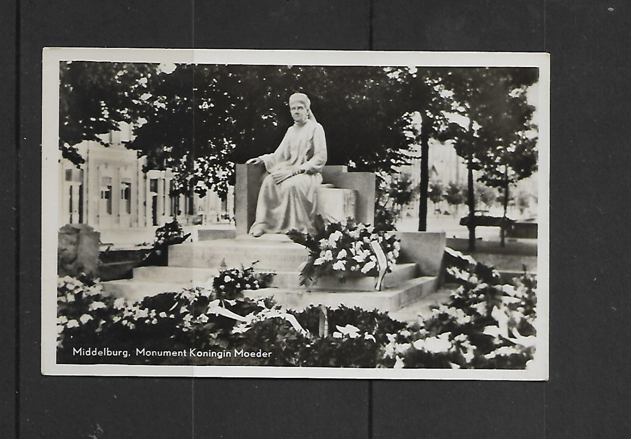 Ansichtkaart  A 201 Middelburg  monument koningin Moeder
