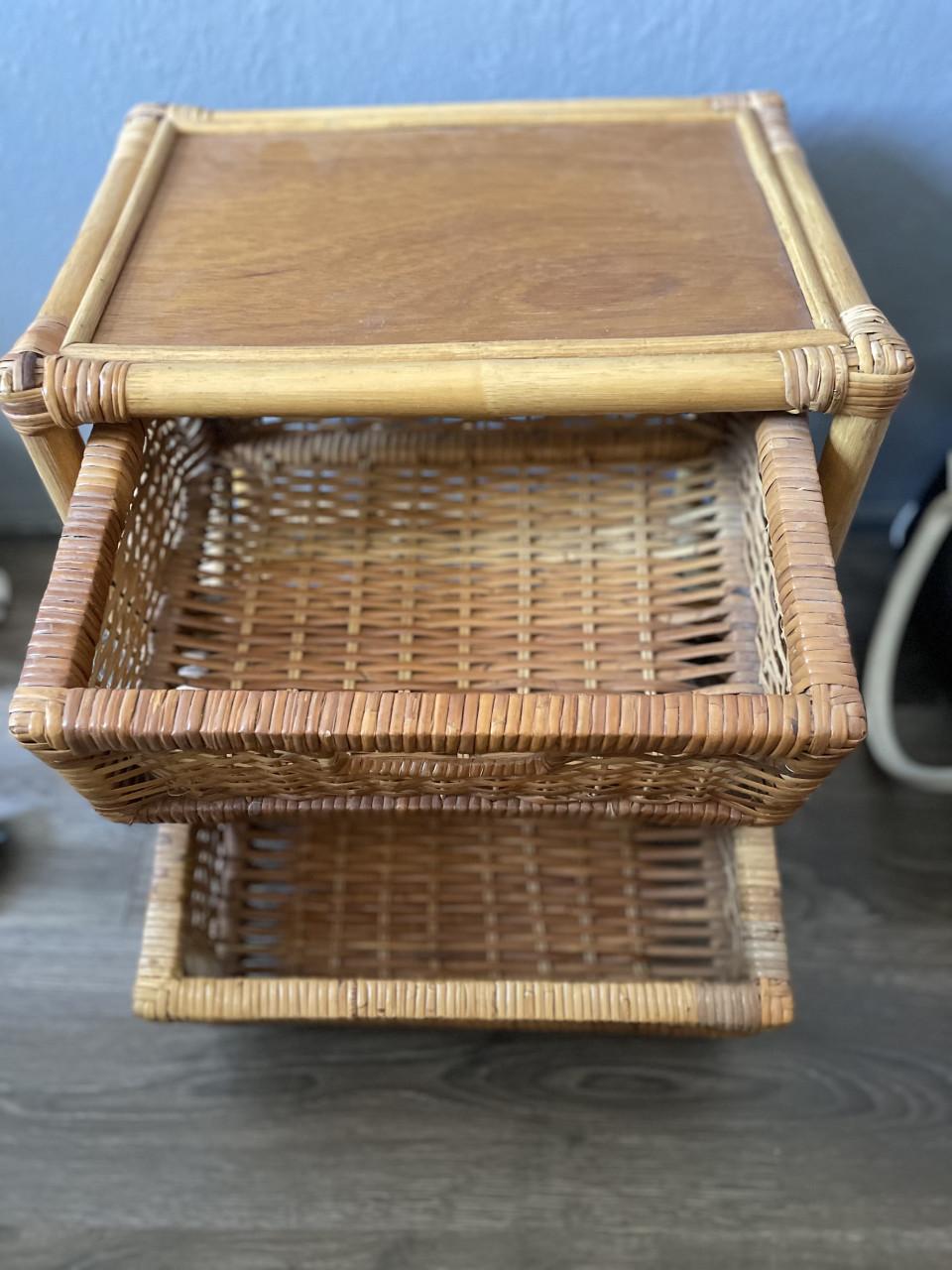 Superleuk oud rotan kastje met twee laadjes