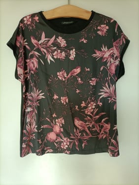 Shirt met korte mouw. Voor zijde gladde stof, zwart met roze print.