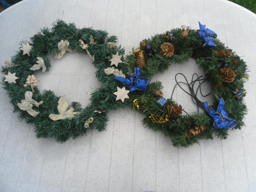 BANANEN DOOS KERSTSPULLEN + 2 KRANZEN EN KERSTSTUKJE