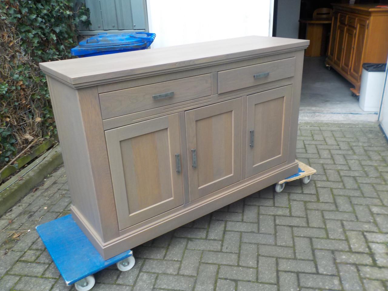 Massief dressoir in vrijwel nieuw staat