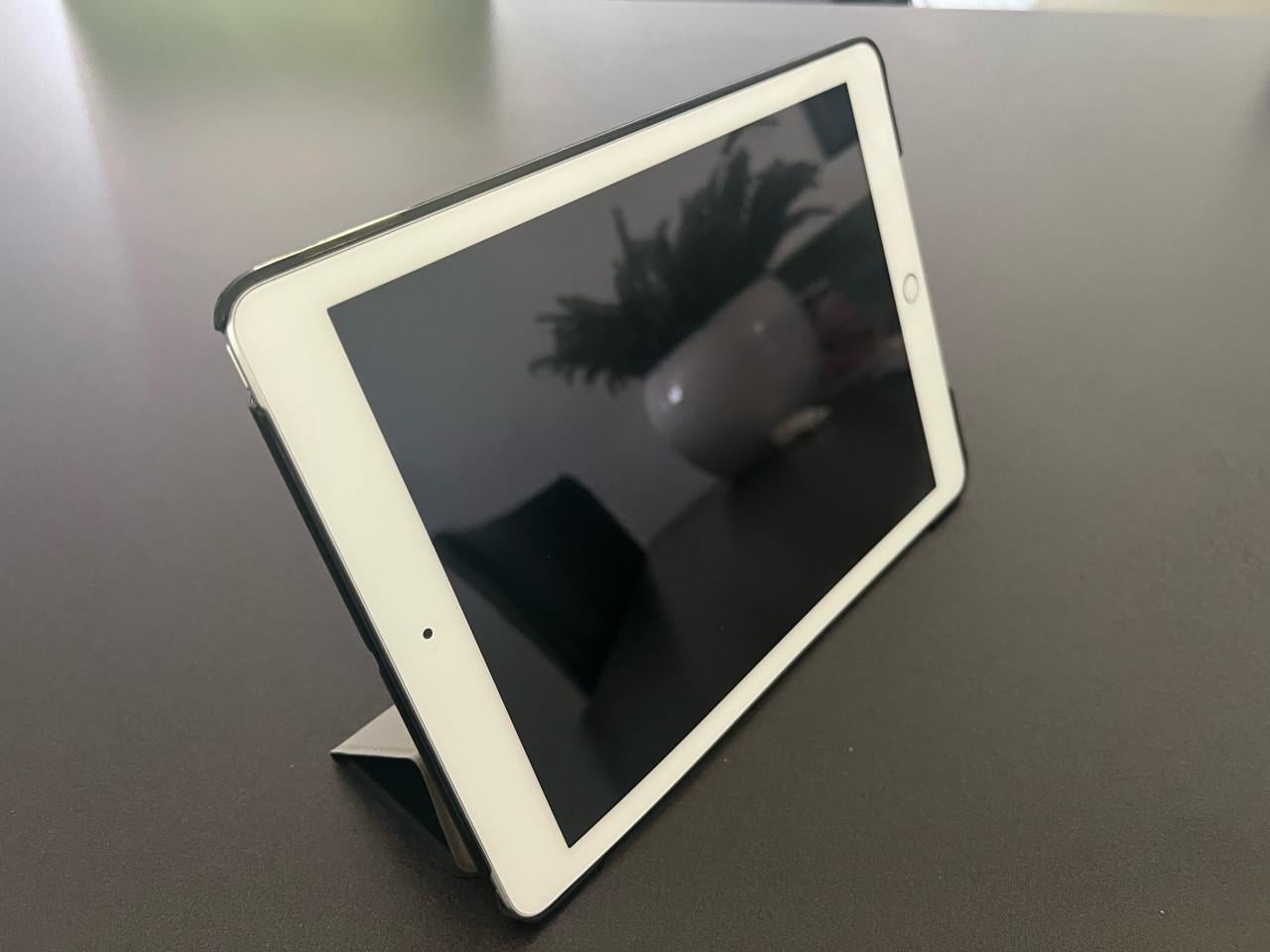 Te koop Ipad 5e generatie. met cover.