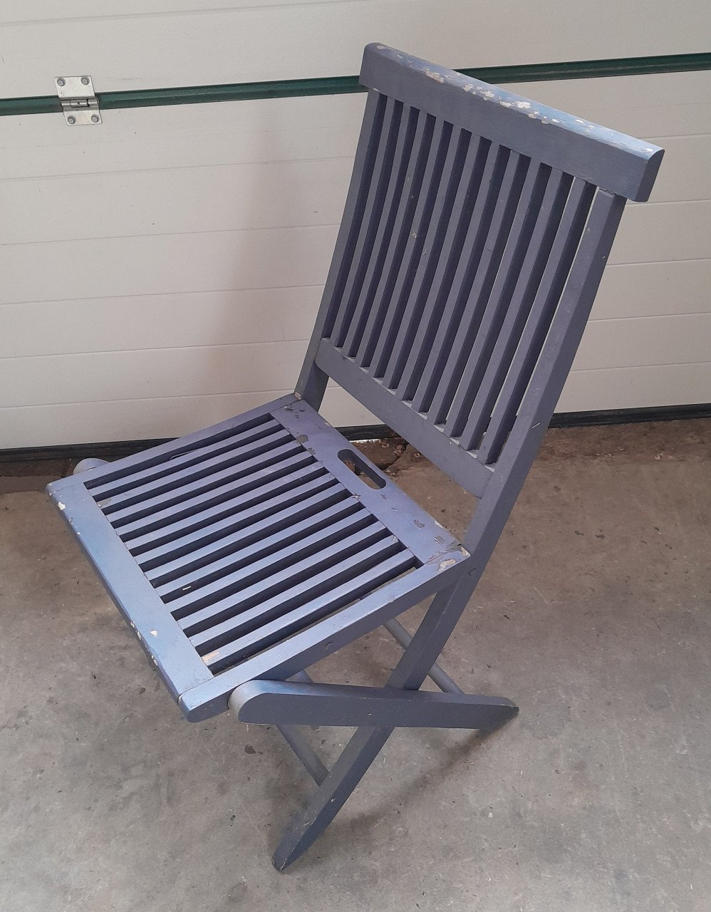 2 MASSIEF HOUTEN KLAPSTOELEN