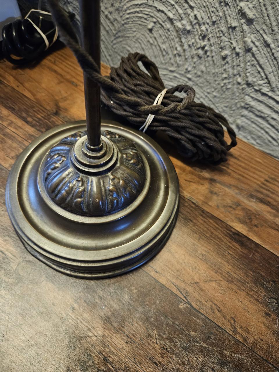 Antieke bronzen tafellamp met glazen kap, nette staat en werkend