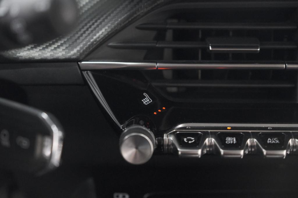 Peugeot 208 puretech 100 eat8 allure pack | camera | apple carplay | parkee