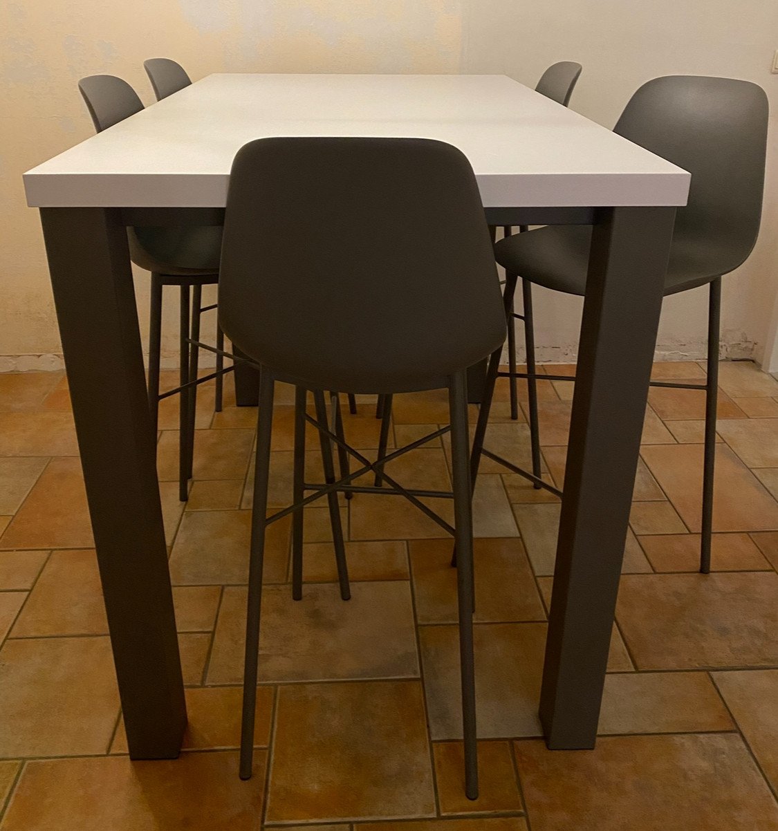 Bartafel met barstoelen