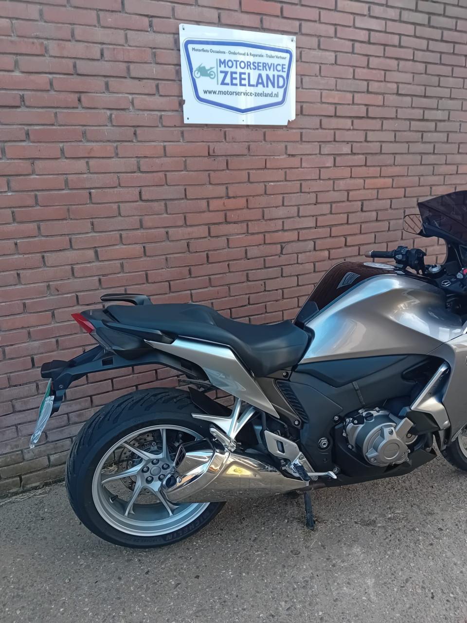 Honda VFR 1200F DCT (weinig km)