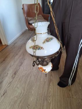Vintage hanglamp met bloemmotief werkt op elektrisch