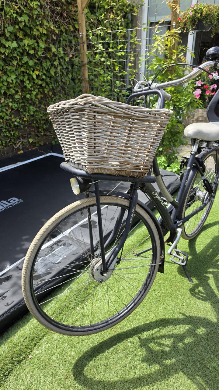 Batavus damesfiets met kinderzitje achterop.