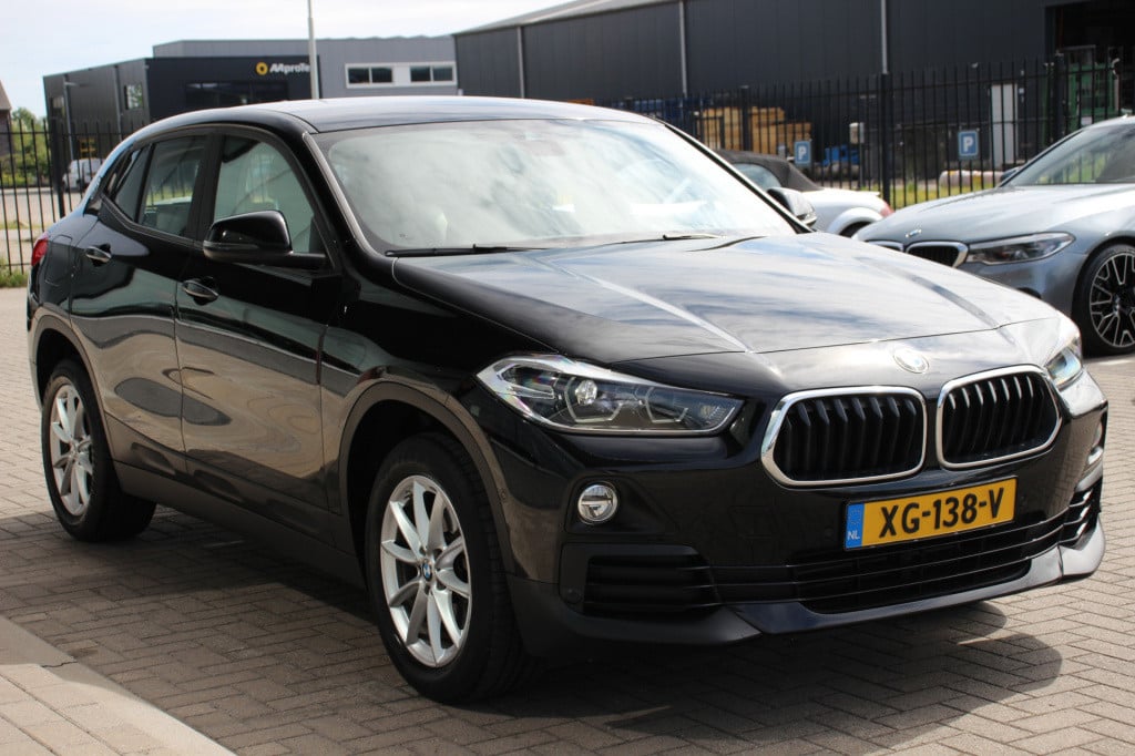 BMW X2 sdrive18i executive | leder | achteruitrijcamera | navi |