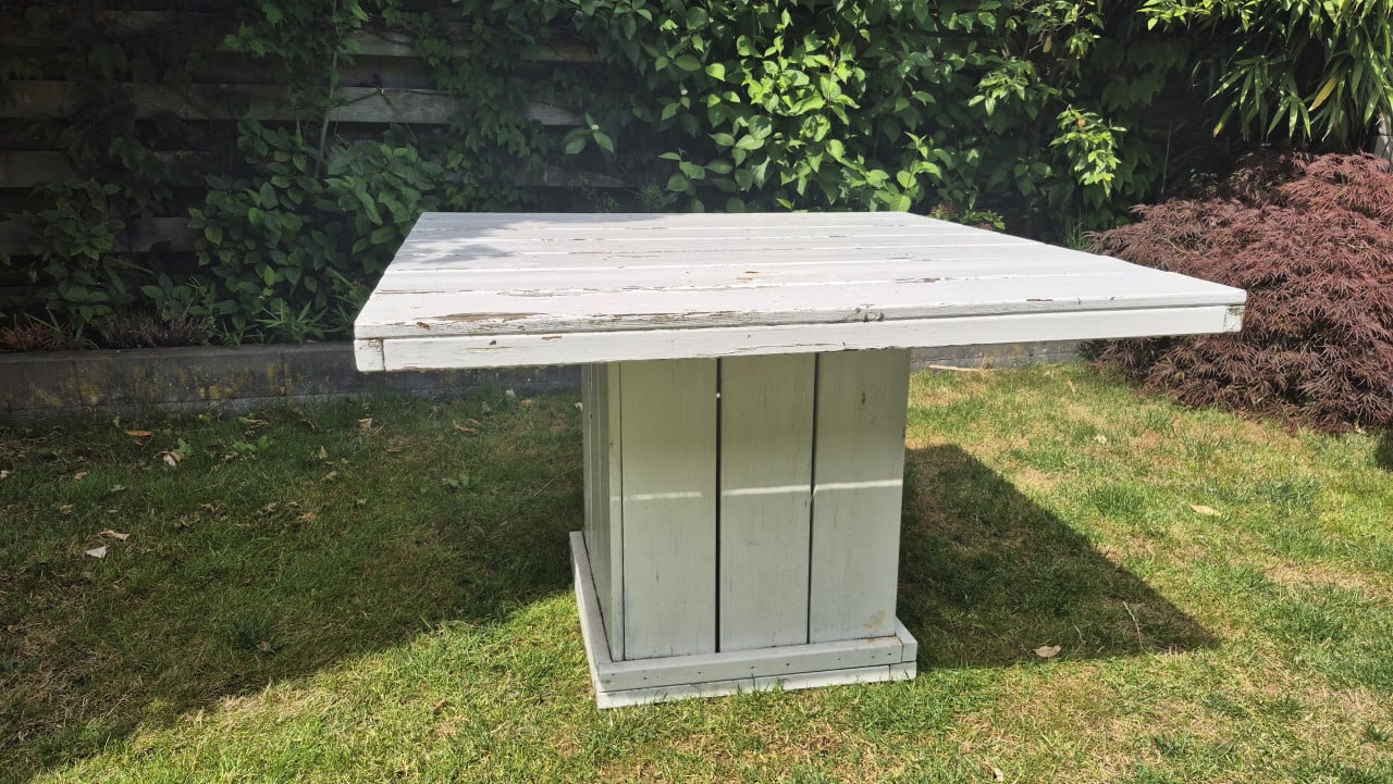 Gratis: witte houten tuintafel, vierkant