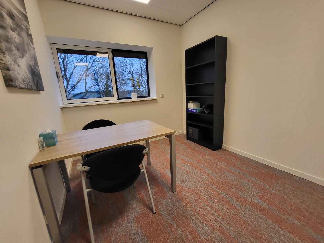 TE HUUR | Kantoorkamer + vergaderruimte in Middelburg (€ 699,- all in)