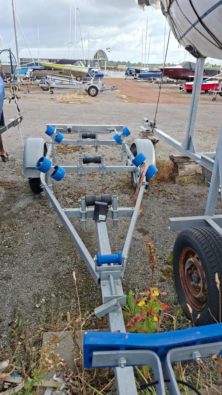 Volksboot 600 compleet met bijna nieuwe trailer en 2.5 pk
