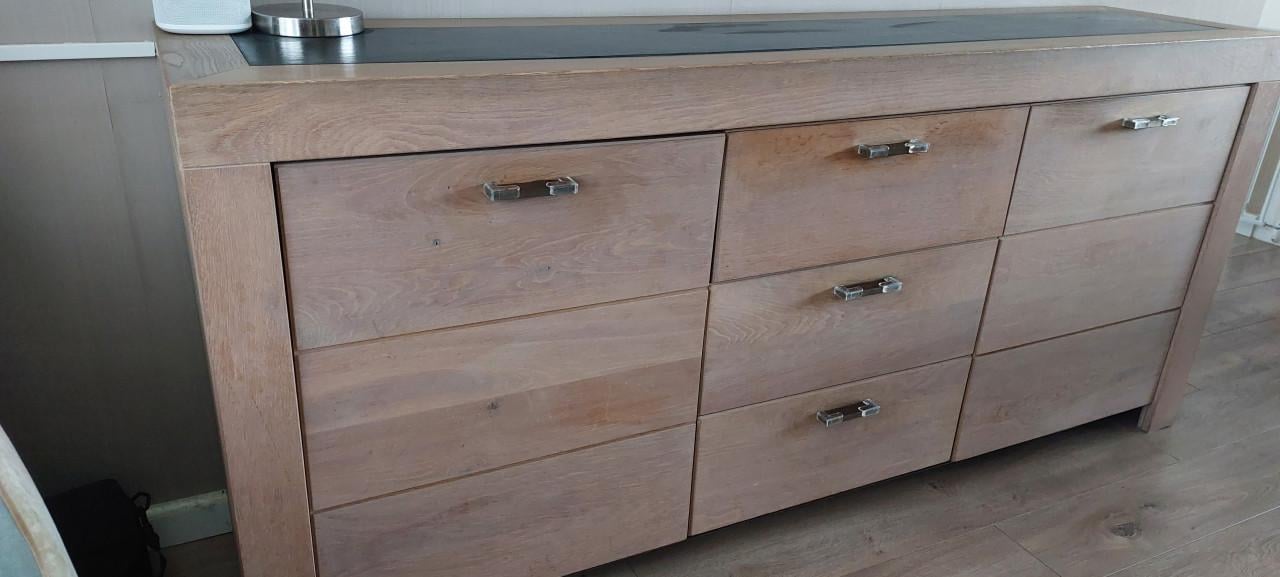 Te koop: complete robuste licht eieken meubelset met leistenen inlegbladen