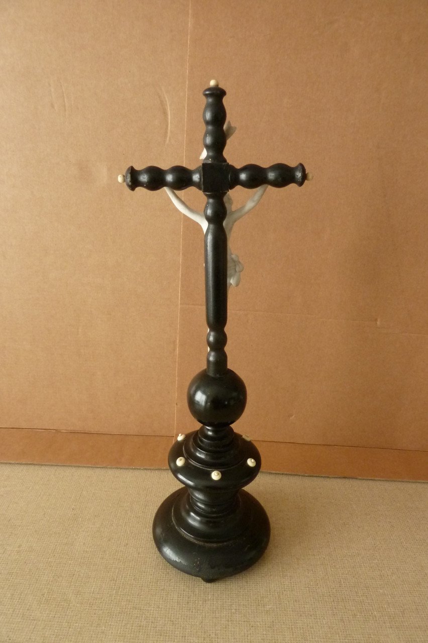 Staand kruisbeeld (crucifix) met corpus van biscuit porselein