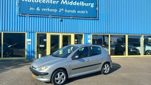 Peugeot 206 1.4 16v Gentry 5deurs bj:2004 airco navigatie apk 5-2026 !!!!