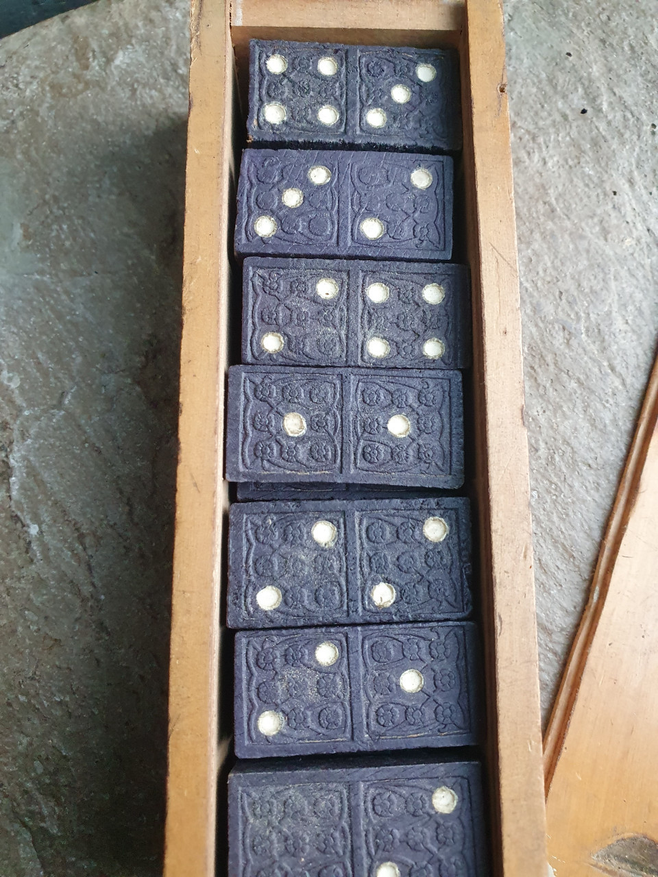 Mooi antiek domino spel, compleet 28 stenen, in houten doos