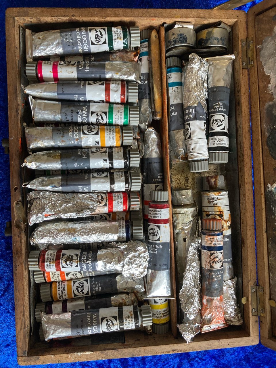 Schilderskistje met tubes olieverf