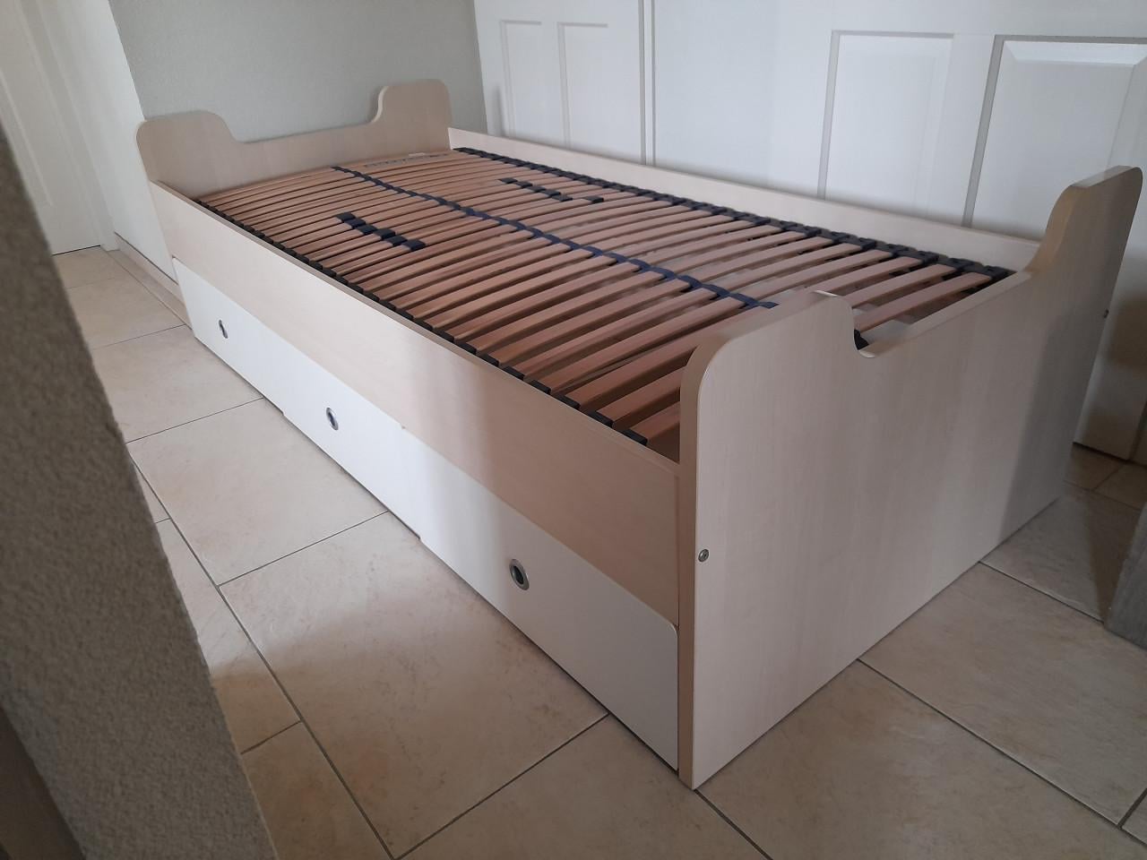1 persoons Bed met laden (in goede nette staat )