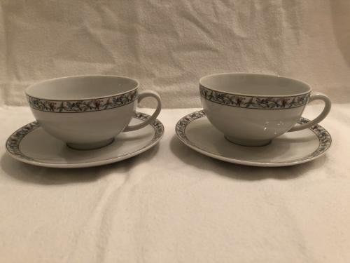 2 theekopjes met schotels