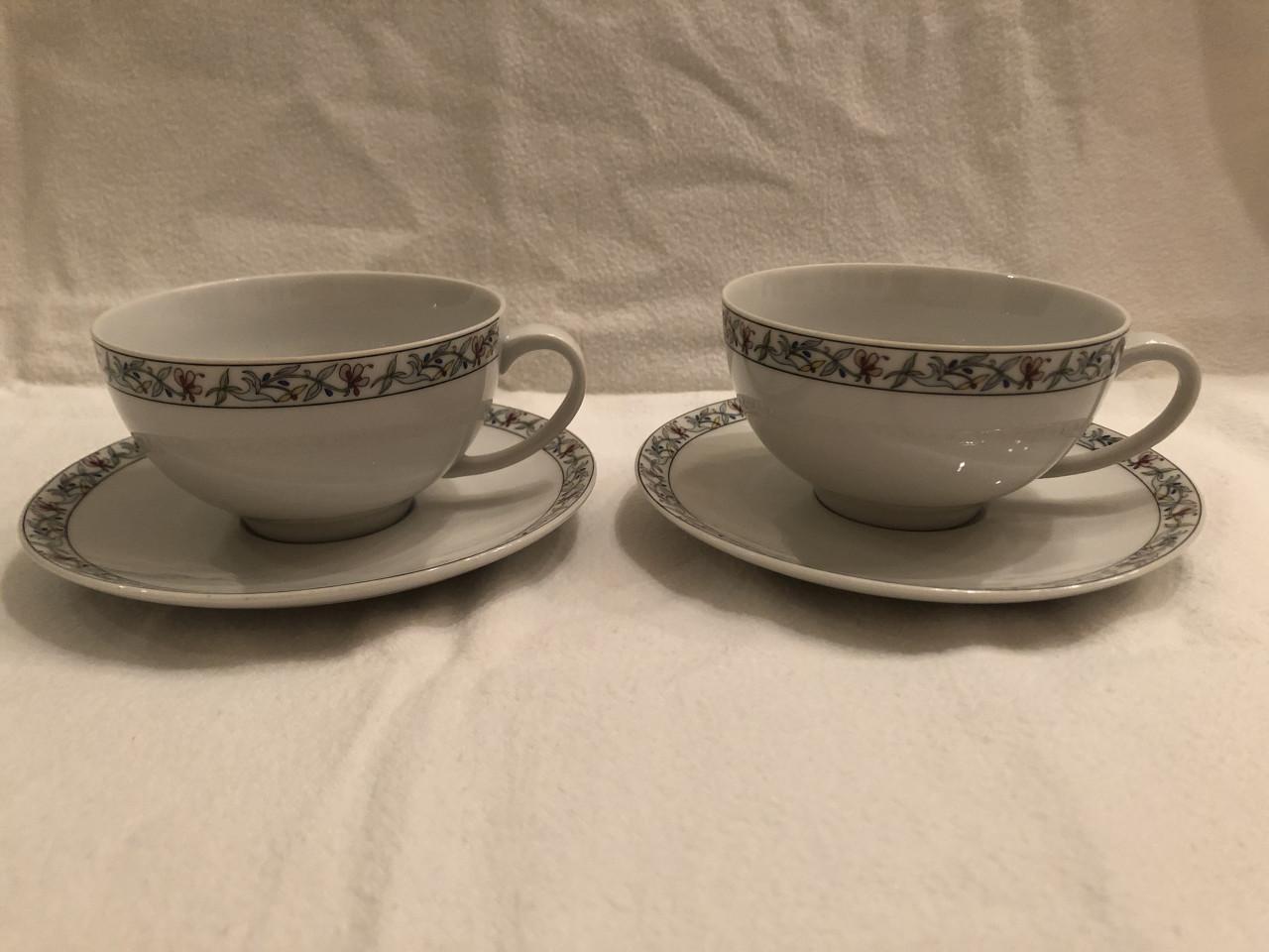 2 theekopjes met schotels