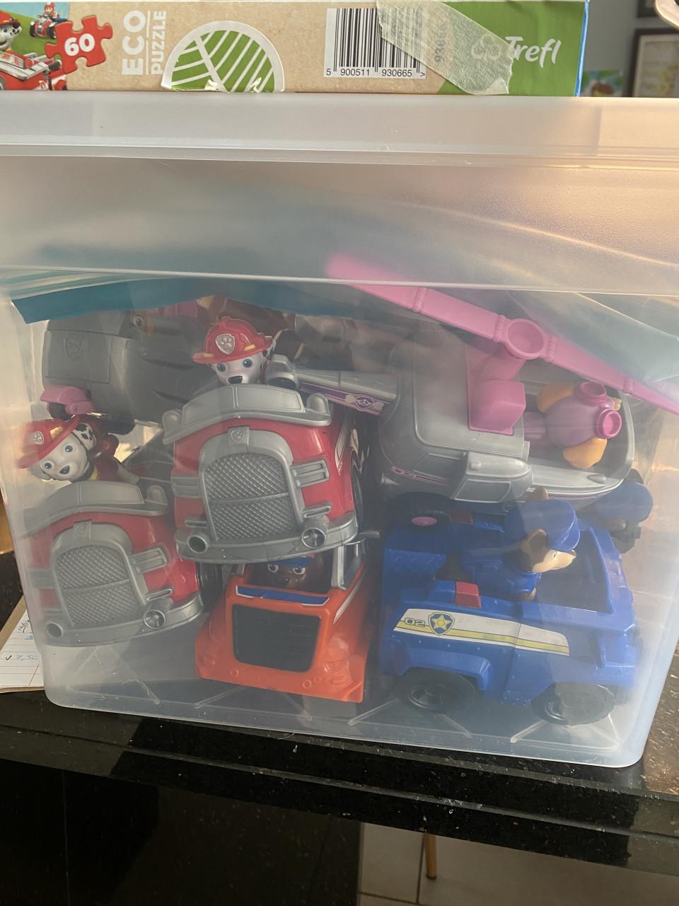 Doos vol paw Patrol auto’s  speelgoed stickers mok puzzel etc