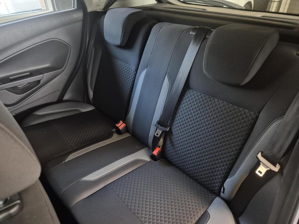 Ford Fiesta 1.25 / nieuwe db riem / parkeersensoren / stoelverwarming