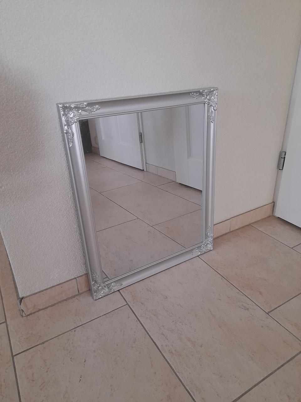 Leuke spiegel  50 x 60  (in goede staat )
