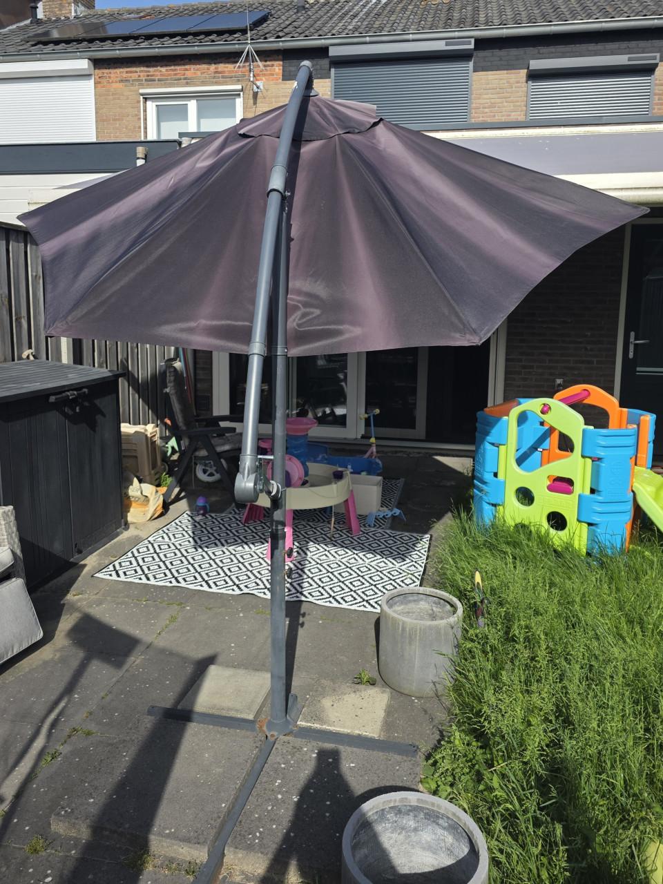 Zweefparasol 300 cm antraciet incl. hoes