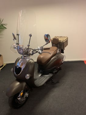 RETRO SCOOTER MET WINDSCHERM 25KM NU 795,= RIJKLAAR