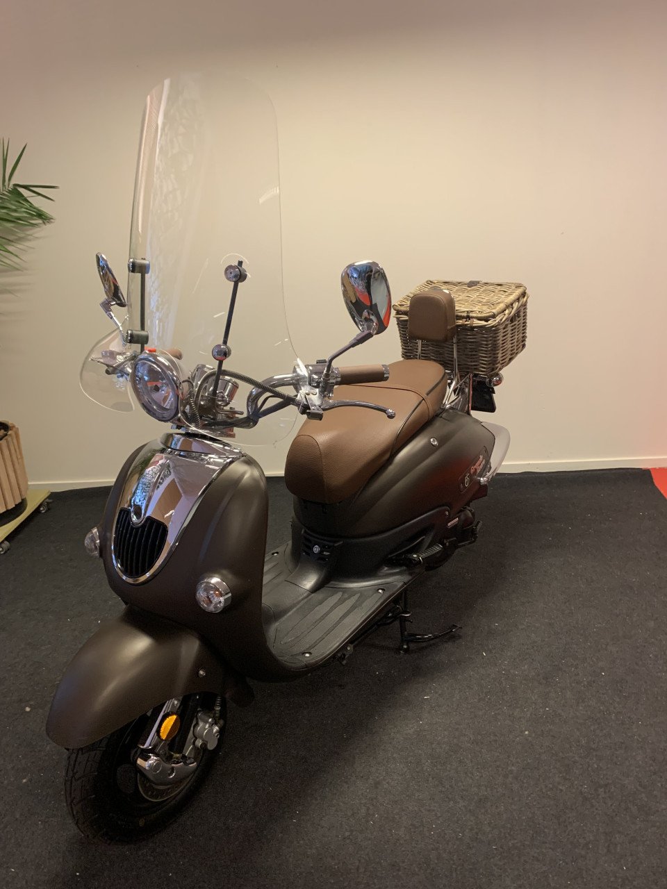RETRO SCOOTER MET WINDSCHERM 25KM NU 795,= RIJKLAAR