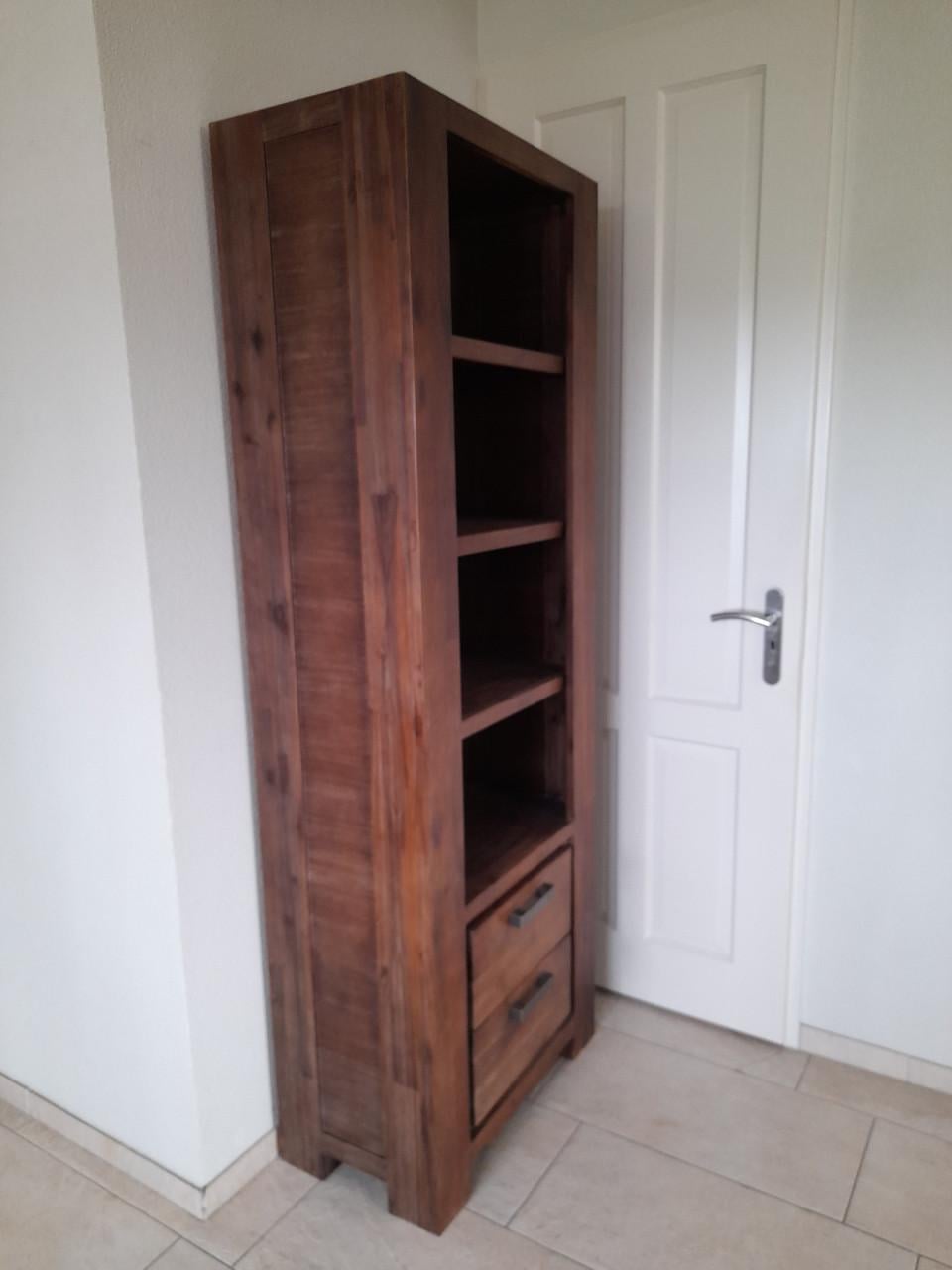 Prachtige (boeken) kast 200 x 72 x 40 (in goede nette staat )