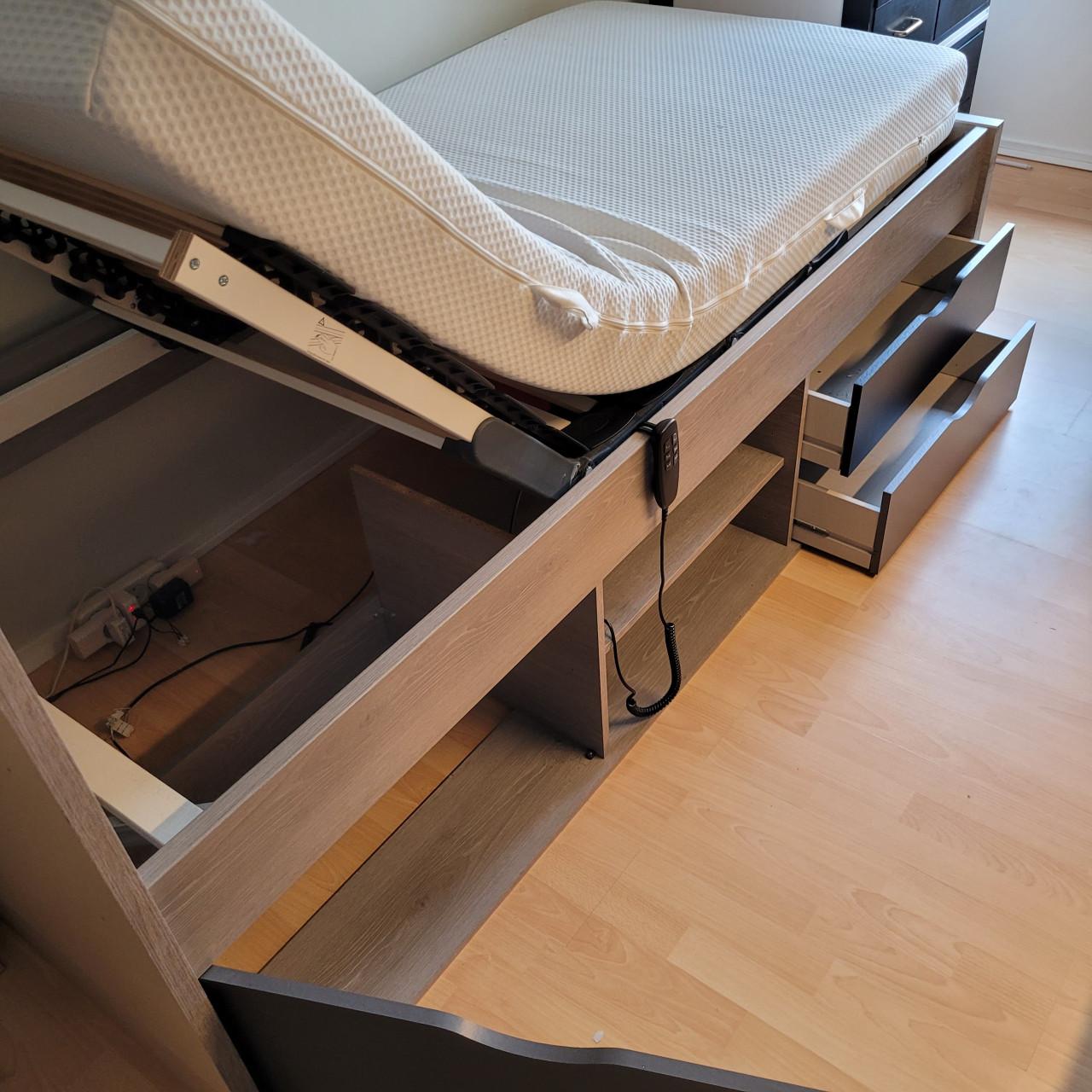 Elektrisch verstelbaar bed met opbergruimte