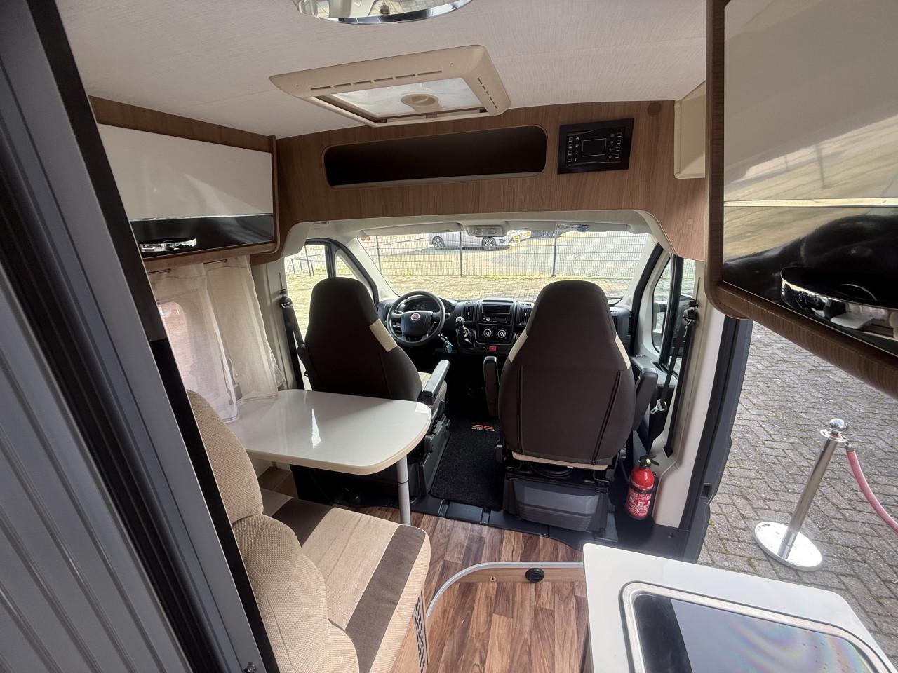 Mc Louis Menfys S-Line Van  ( 5.40m zeer compact, airco,1e eigenaar)