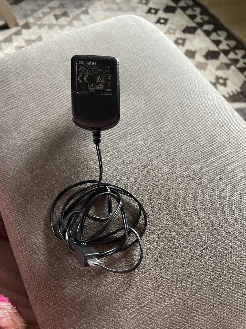 Alcatel gsm +oplader ideaal voor senioren