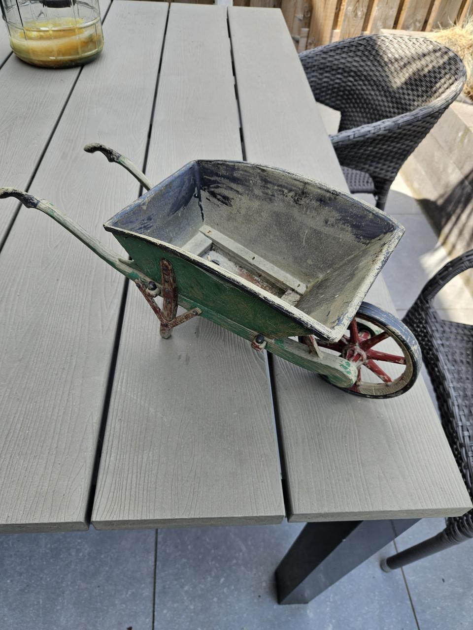 Decoratieve vintage kruiwagen - plantenbak van kunststof
