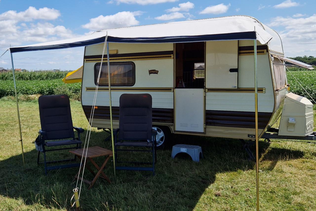 Caravan (met voortent en 2 luifels)