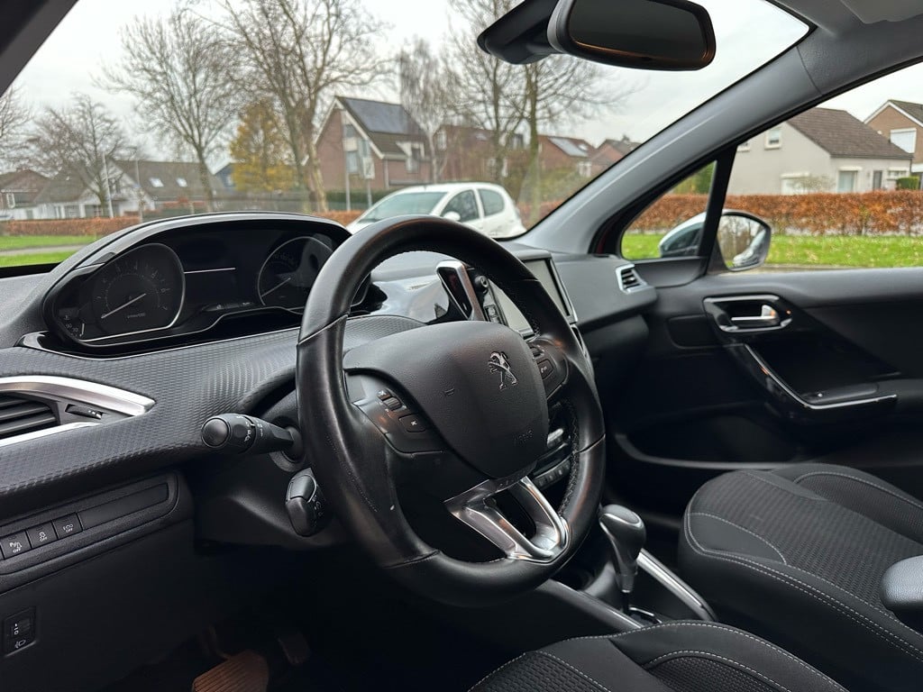 Peugeot 208 1.2t première // automaat //