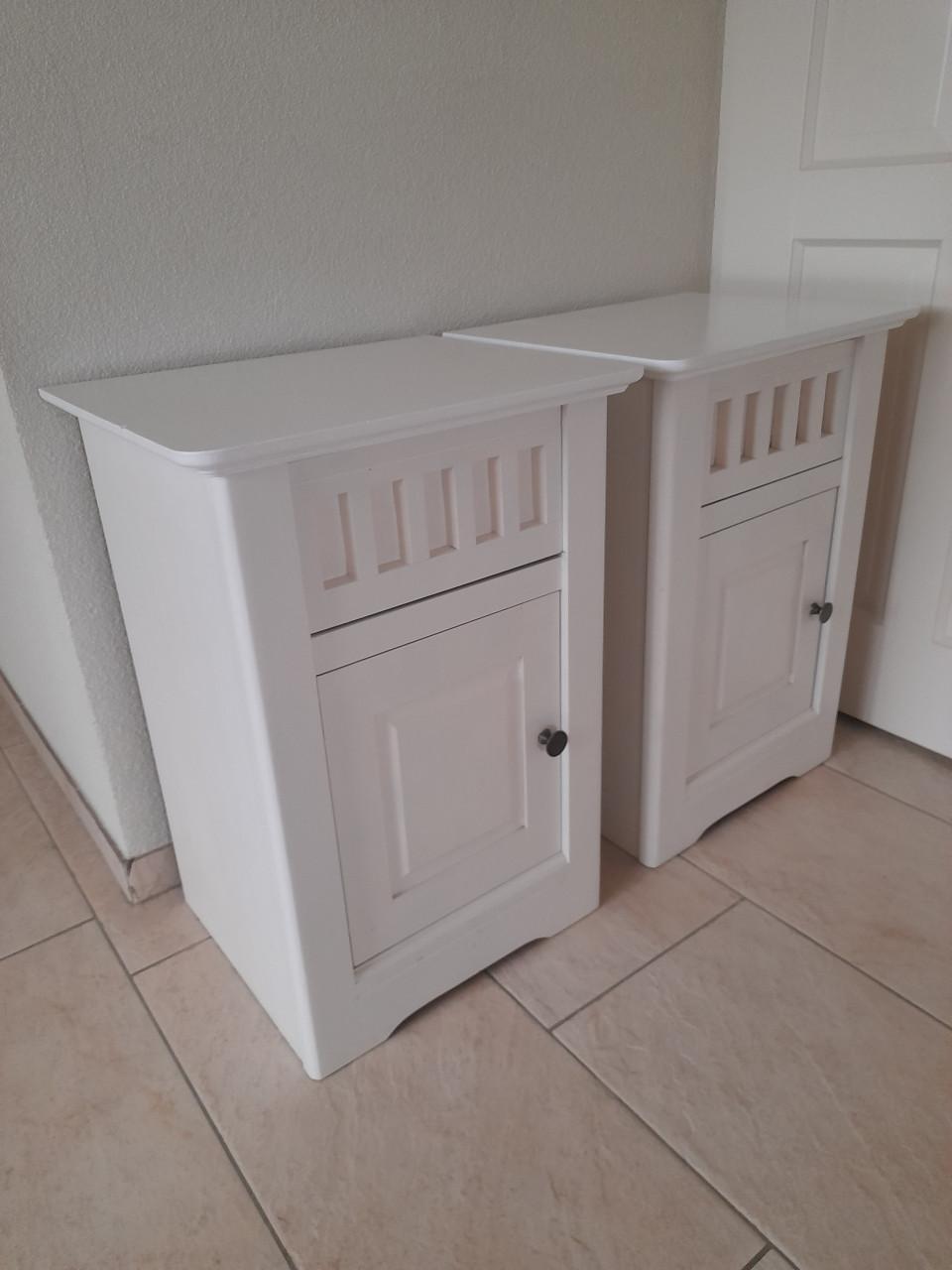 2 Massief houten nachtkastjes (in goede staat )