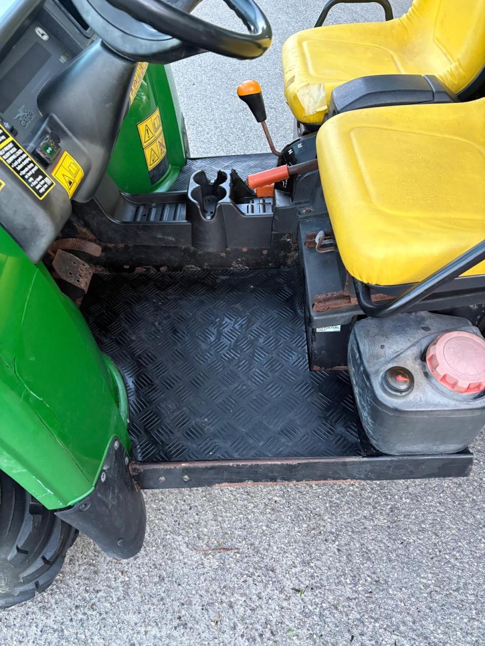 John Deere 855D Gator