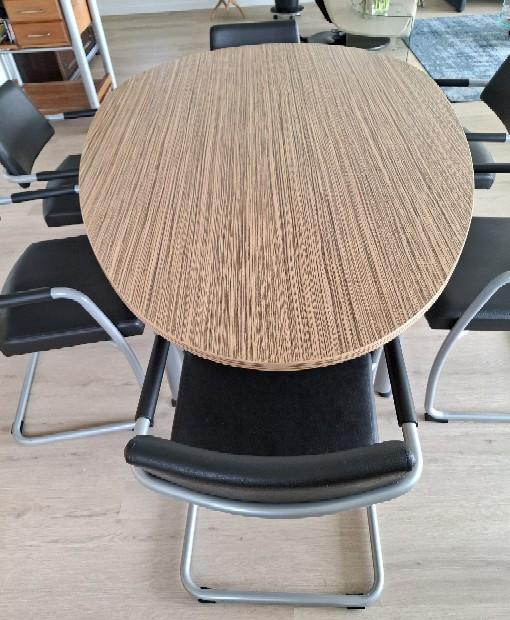 Eethoek -eivormige vergadertafel met 6 stoelen met armleuning (zie foto’s)