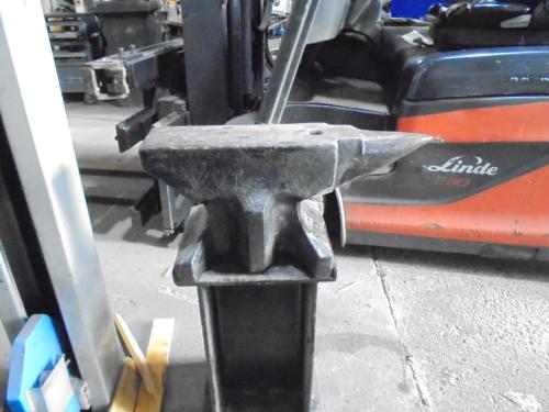 Te koop een professioneel Aambeeld van 100Kg,met gemaakte losse voet