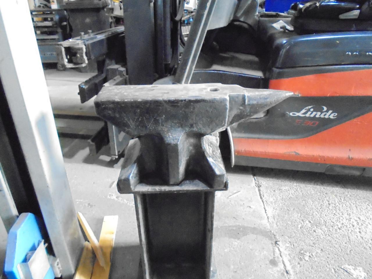 Te koop een professioneel Aambeeld van 100Kg,met gemaakte losse voet