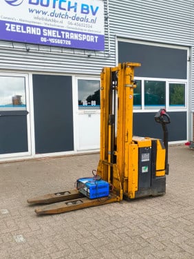 Geel stracker Jungheinrich machine