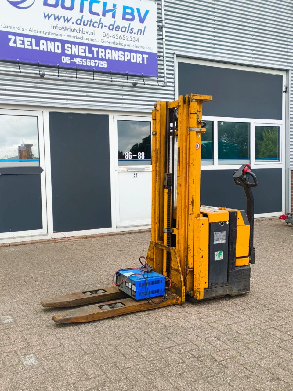 Geel stracker Jungheinrich machine